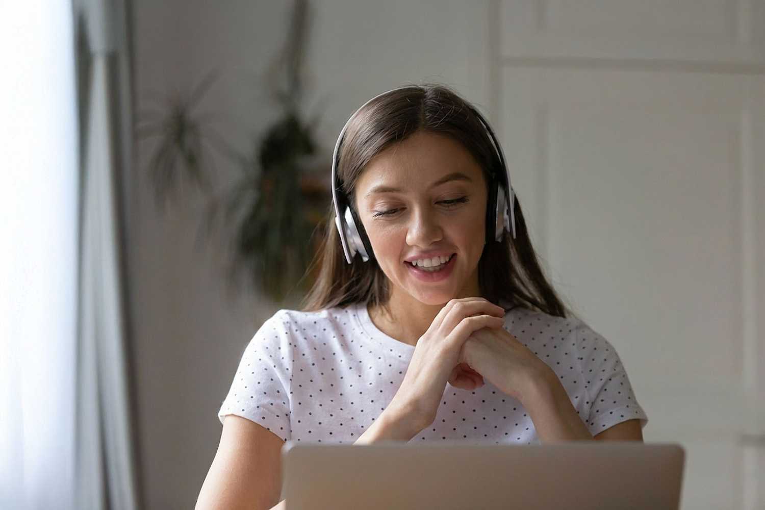 Arı Dil native eğitmenler eşliğinde online İngilizce ve Almanca konuşma pratiği